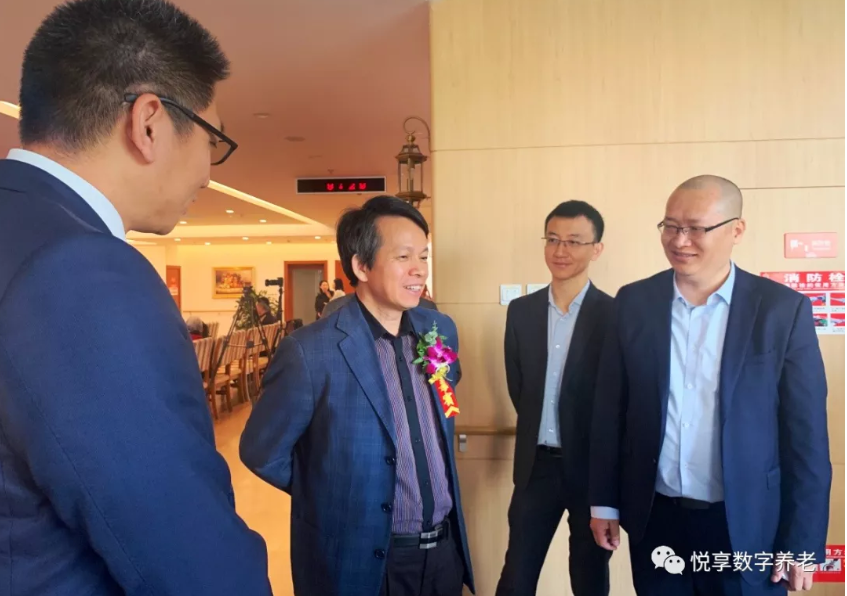 吳玉韶等專家一行體驗悅享數字智慧養老實踐(圖1) 吳玉韶等專家一行體驗悅享數字智慧養老實踐(圖1)