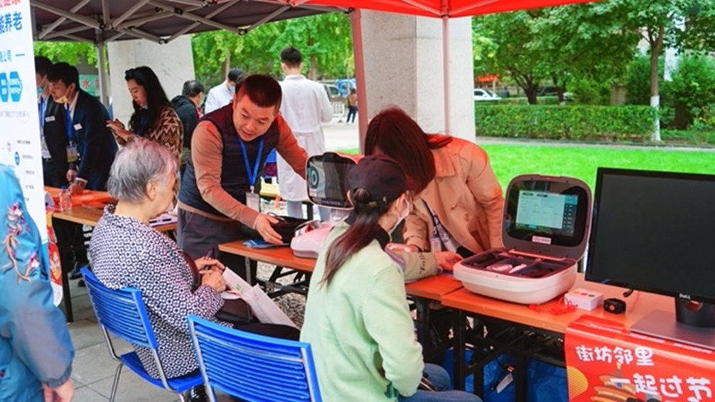 悅享數字走進社區居家養老服務,與長者共話金色重陽(圖2) 悅享數字走進社區居家養老服務,與長者共話金色重陽(圖2)